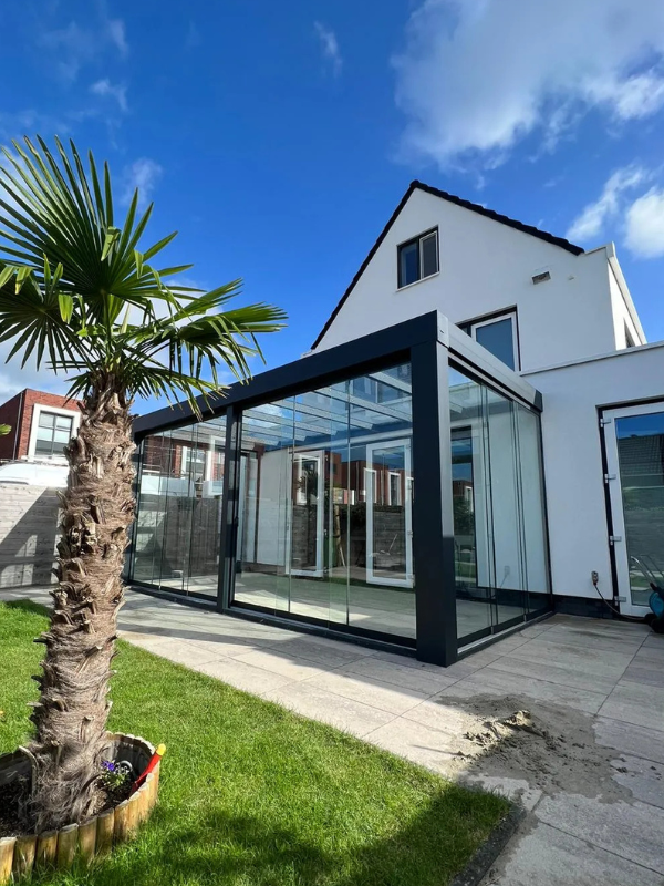 Veranda met glazen schuifwanden